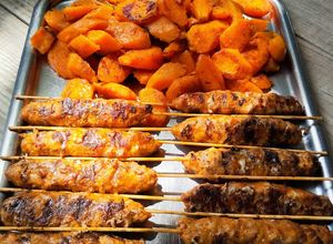 Una foto de Kebabs a la Parrilla con Boniatos Caramelizados al Disco