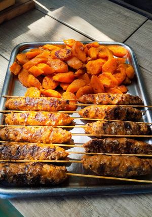 Una foto de Kebabs a la Parrilla con Boniatos Caramelizados al Disco