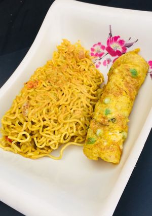 A picture of Nigerian indomie and egg mallow.