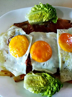 Una foto de Patatas fritas en el horno con jamón y huevos