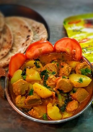 A picture of Aloo soyabean curry.