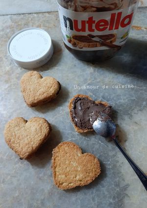 Une photo de Biscuits noix de coco fourrés ❤