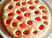 Una foto di focaccia semplice olive
