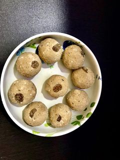 वि्हट फ्लोअर लाडू रेसिपी चे मुख्य फोटो