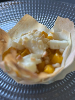 Una foto de Canastitas de masa filo con maíz y queso