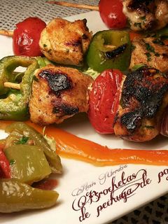 Una foto de Brochetas de pechuga de pollo aromatizadas