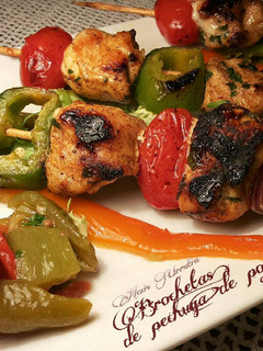 Una foto de Brochetas de pechuga de pollo aromatizadas
