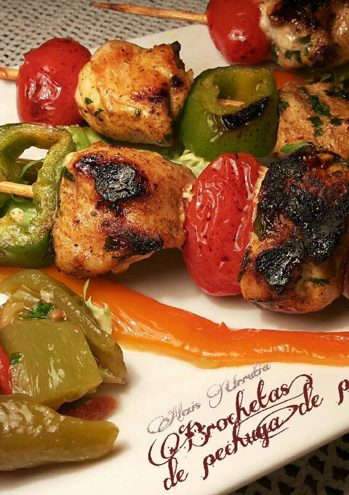 Una foto de Brochetas de pechuga de pollo aromatizadas