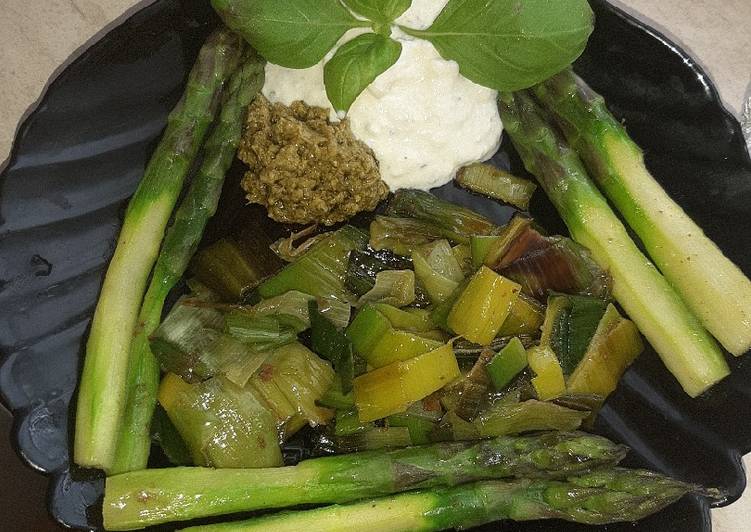 Simple Way to Prepare Speedy Super Tasty Leeks and Asparagus