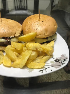 Una foto de Hamburguesa En Salsa De orégano