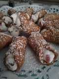 Cannoli con ricotta e fragole... O con gocce di cioccolato