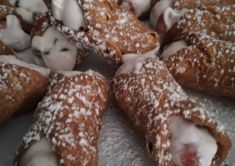 Cannoli con ricotta e fragole... O con gocce di cioccolato