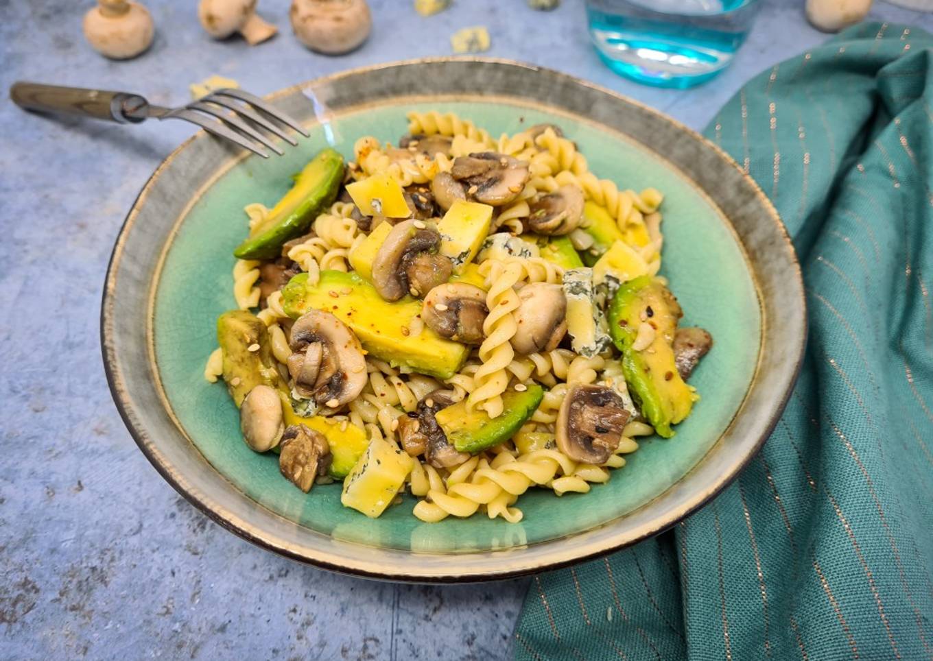 Salade de pâtes, champignons et avocat