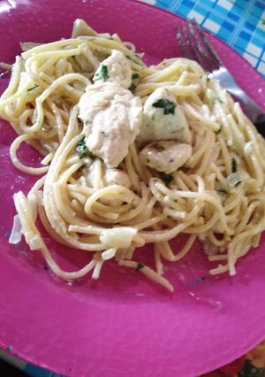 Una foto de Fideos con crema y pollo