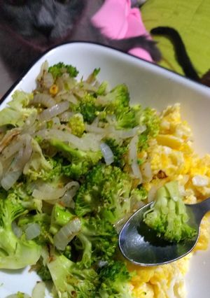 Una foto de Brócoli salteado con cebolla