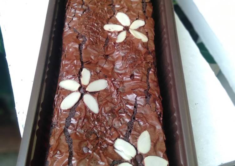 Anti Ribet, Bikin Brownies Shiny Crust Enak