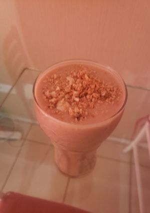 Una foto de Batido de guineo y granola
