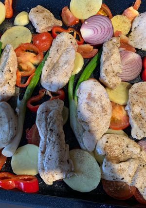 Csirkemell, zöldségágyon recept fotója