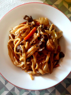 Una foto de Salteado de Udon con carne