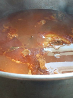 Una foto de Caldo de pollo con epazote