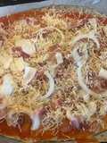 Pizza de bacon, cebolla y queso