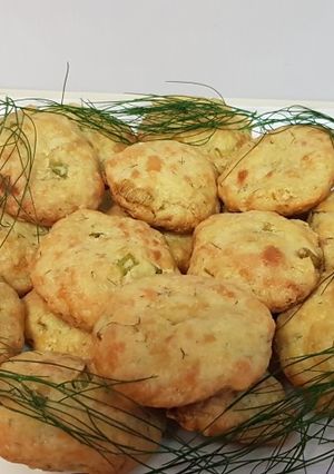 O poză a rețetei Biscuiți cu cașcaval, ceapă verde și mărar!.