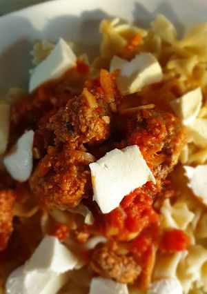 Une photo de Boulettes de viande et farfalles