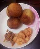 Bolitas de arroz y camarones