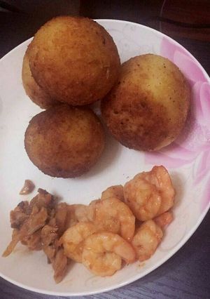 Una foto de Bolitas de arroz y camarones