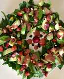 Σαλάτα «στεφάνι» με σπανάκι αβοκάντο δυόσμο φράουλες και βινεγκρέτ φράουλας