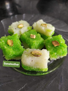 ટોપરા પાક (Topra paak recipe in Gujarati) રેસીપી મુખ્ય ફોટો