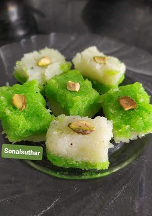 ટોપરા પાક (Topra paak recipe in Gujarati) રેસીપી મુખ્ય ફોટો