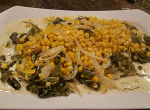 Una foto de Rajas de poblano con granos de elote y queso crema