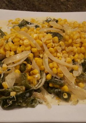 Una foto de Rajas de poblano con granos de elote y queso crema