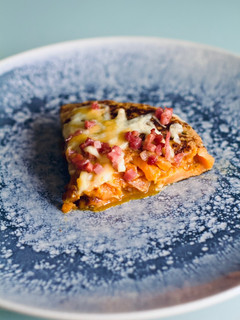 Una foto de Tortilla de batata con jamón y queso