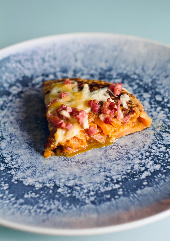 Una foto de Tortilla de batata con jamón y queso