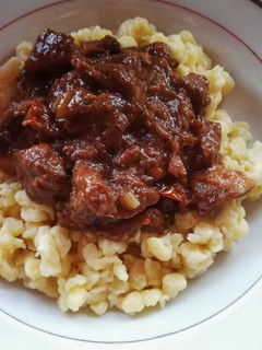 Vörösboros vaddisznó pörkölt bográcsban, galuskával recept fotója
