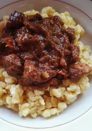 Vörösboros vaddisznó pörkölt bográcsban, galuskával recept fotója