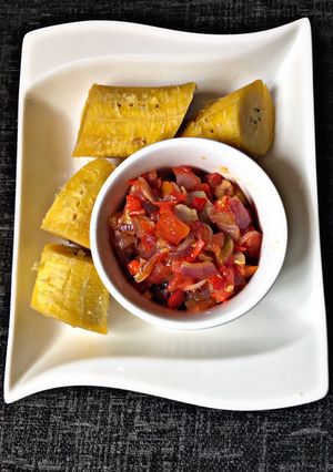 A picture of Boiled plantain & sauce.