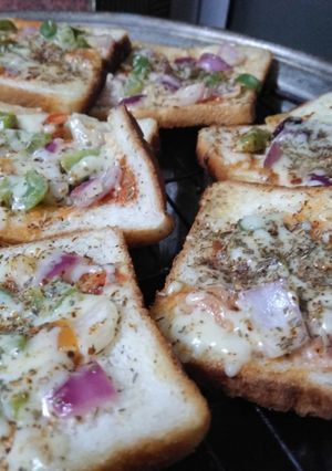 A picture of Bread Pizza on Gas Tandoor.