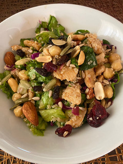 Una foto de Ensalada con Quinoa y Garbanzo…