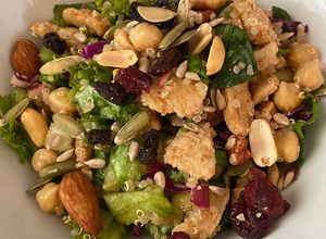 Una foto de Ensalada con Quinoa y Garbanzo…