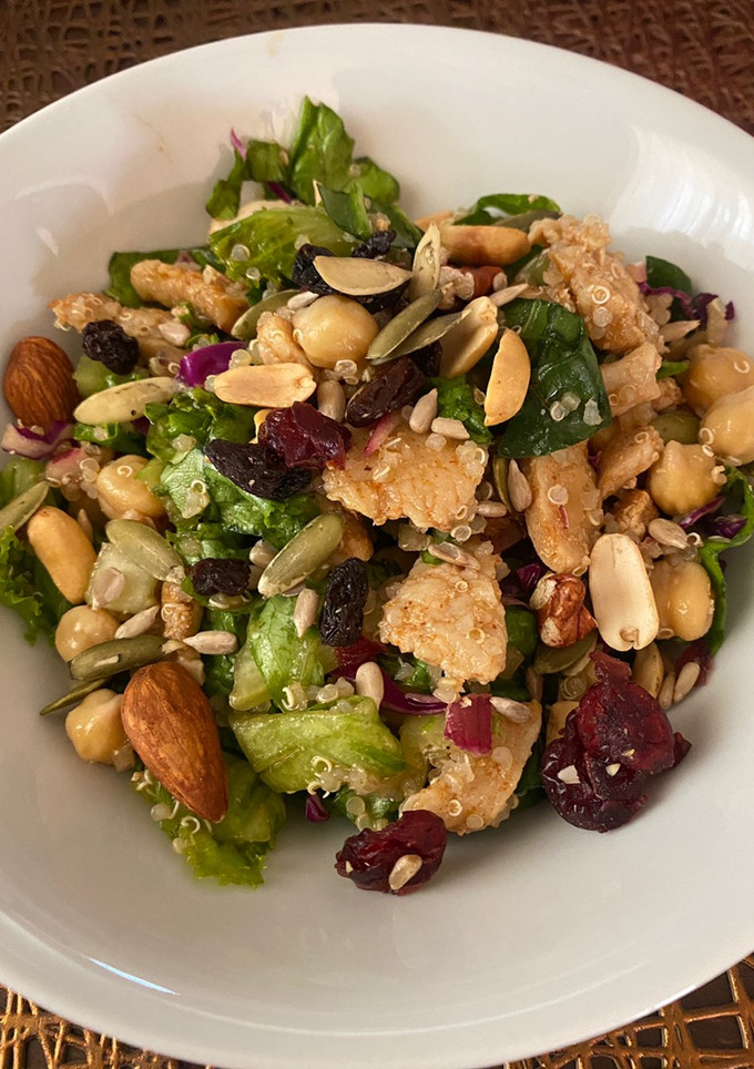 Una foto de Ensalada con Quinoa y Garbanzo…