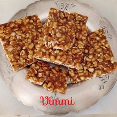 A picture of Peanuts gur chikki.