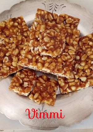 A picture of Peanuts gur chikki.