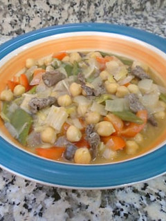 Una foto de Garbanzos con hígado de pollo y verduras