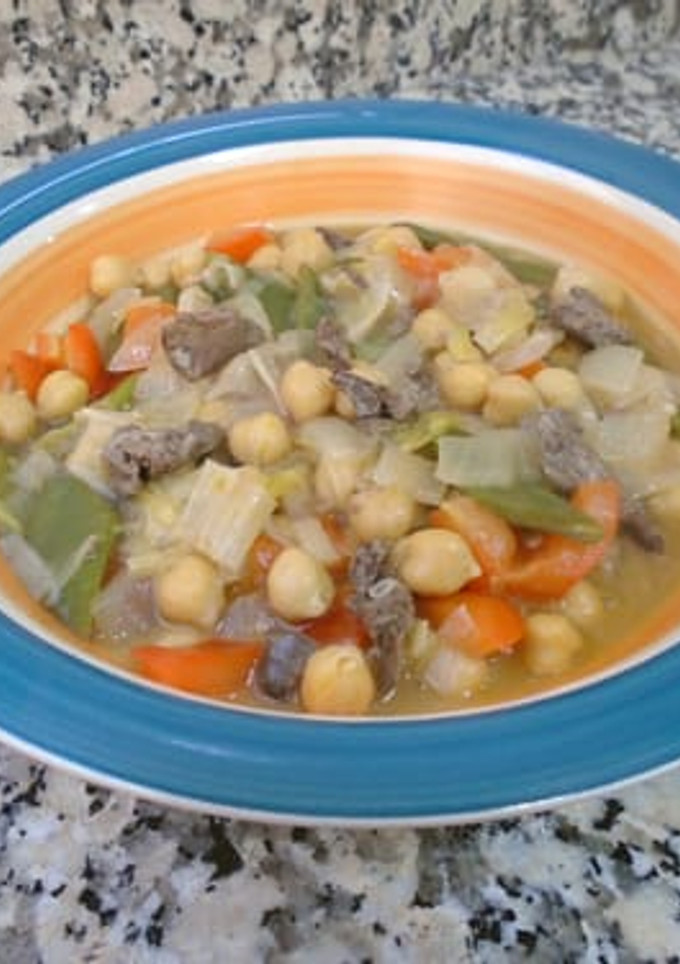 Una foto de Garbanzos con hígado de pollo y verduras
