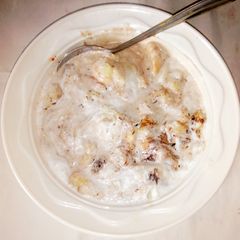 A picture of Dahi bhalle.