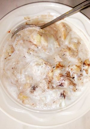 A picture of Dahi bhalle.