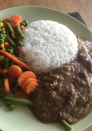 A picture of Steak with pepper saus,Rice.